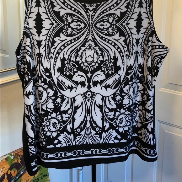 Fabulous Black and White print top - Picture 2 of 4